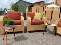 7 zits Bamboe kleur wicker Loungebank met (gewone) Rode Kussens + 2 stoelen